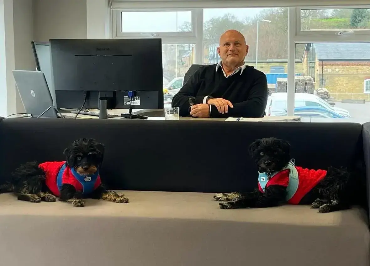 Reggie and Ronnie arrive in U.K.