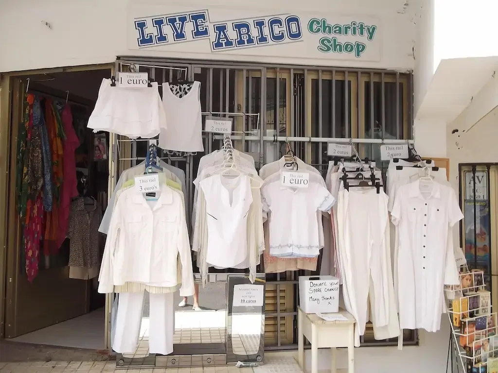 Live Paws Charity Shop, San Eugenio