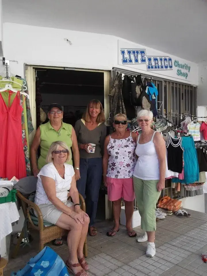 Live Paws Charity Shop, San Eugenio