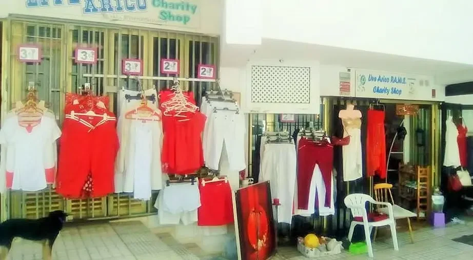 Live Paws Charity Shop, San Eugenio